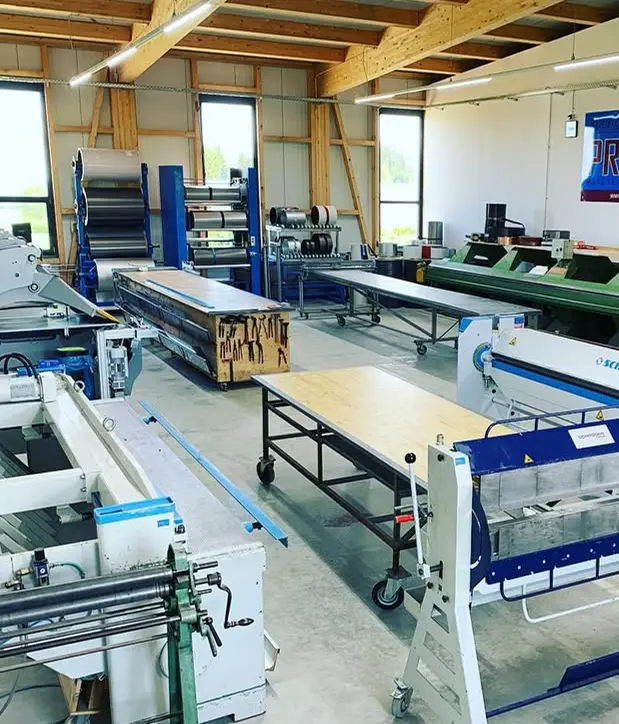 Werkstatt für Blechbearbeitung mit Maschinen und Arbeitstischen