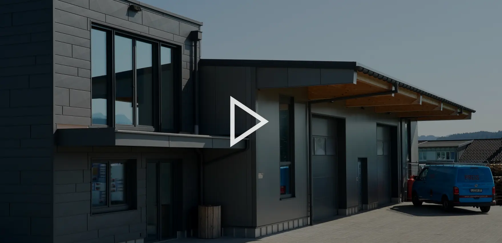 Vorschaubild eines modernen Gebäudes mit Metallfassade und Play-Symbol